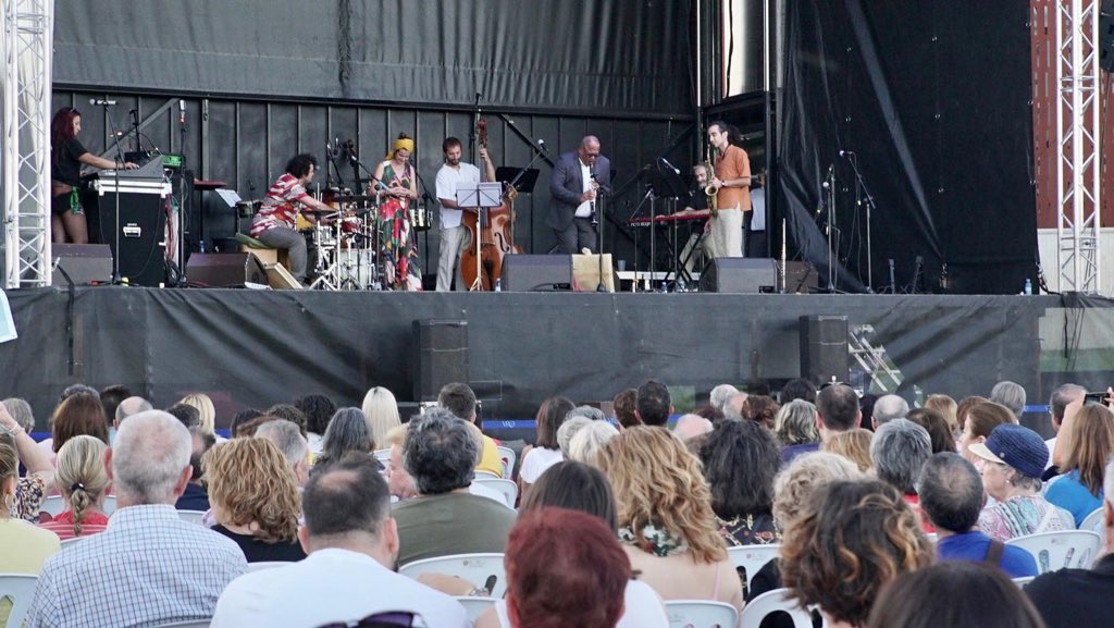 mvsicvm's tweet photo. ¡Cómo nos han hecho disfrutar #AguaProyect! 😍
Un viaje sonoro por las músicas étnicas de la península Ibérica y América Latina, y pasando siempre por el tamiz del jazz, para refrescar esta calurosa tarde. 
¡Seguimos con el fin de fiesta en @vrolmeda! 😁🎉
📸: @VisualCrea2010 https://t.co/cnfTwVp5mC