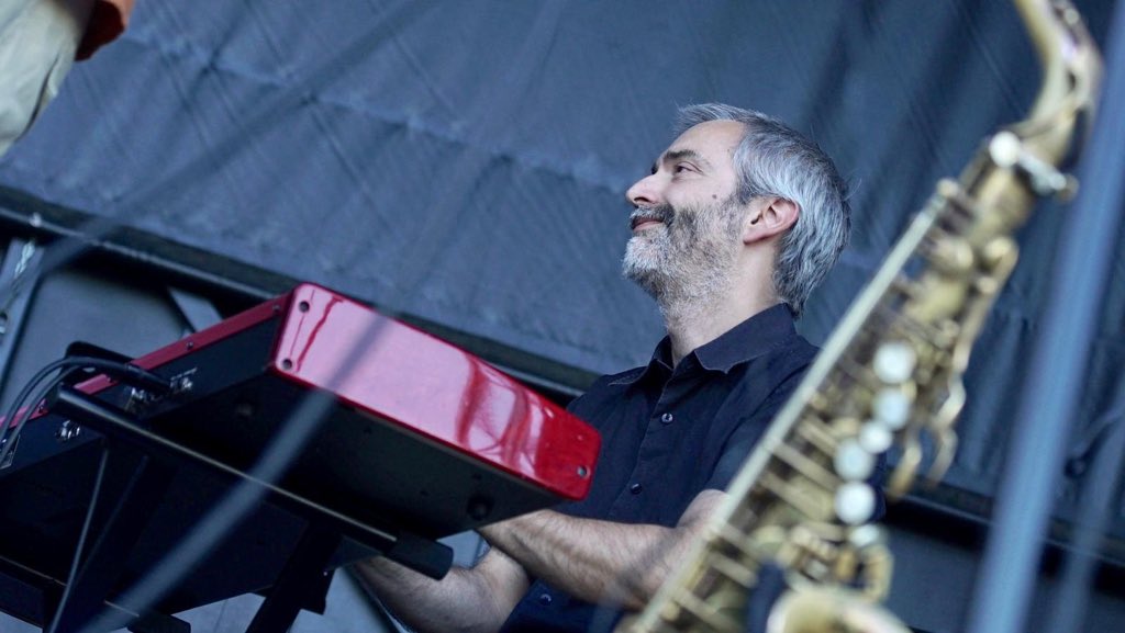 mvsicvm's tweet photo. ¡Cómo nos han hecho disfrutar #AguaProyect! 😍
Un viaje sonoro por las músicas étnicas de la península Ibérica y América Latina, y pasando siempre por el tamiz del jazz, para refrescar esta calurosa tarde. 
¡Seguimos con el fin de fiesta en @vrolmeda! 😁🎉
📸: @VisualCrea2010 https://t.co/cnfTwVp5mC