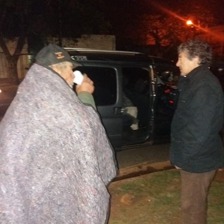 generenovadora's tweet photo. Ante la llegada de la #OlaPolar, nos sumamos al #OperativoFrio y salimos para asistir a personas en situación de calle, ofreciéndoles un mate cocido con leche caliente, algo de comer, un abrigo y traslado hasta algún albergue si así lo quisieran.

#CercadelaGente
#GR #MoReVi https://t.co/76TGNilad9