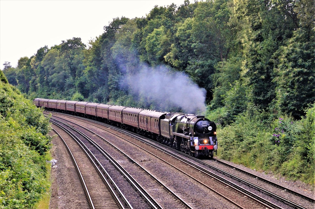 TheRealStavioni's tweet photo. Less than 20 minutes after the Thumper, a quick dash up the road for #MerchantNavyClass 35018 #BritishIndiaLine on 1Z84, the return Weymouth to London Victoria #BournemouthBelle.... #Steam #Train #Rail https://t.co/RqS2LdusNV