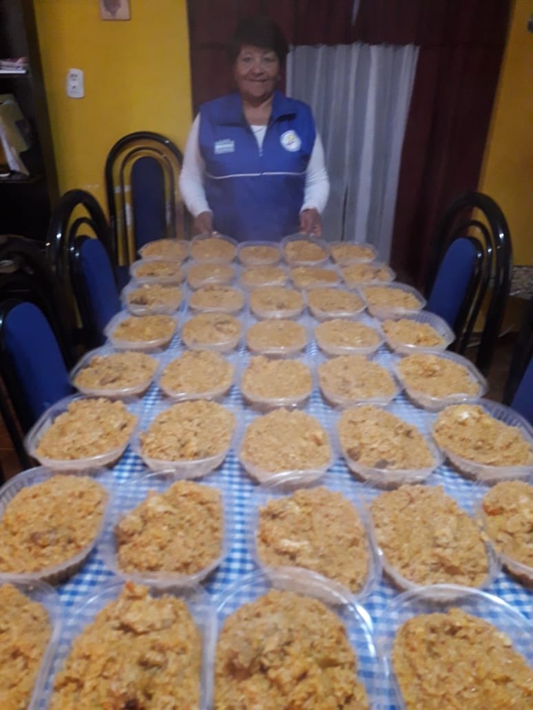 Machucafer80's tweet photo. El comedor que tiene #CamionerosDeSantaFe en la ciudad de #Roldán este sábado volvió a dar la comida para 120 chicos .
Agradecer á @AladioSergio por colaborar con estos chicos del barrio #Beaudrix .
.
#AladioConducción ✌🏾✌🏾 https://t.co/BK4PtlIBCp