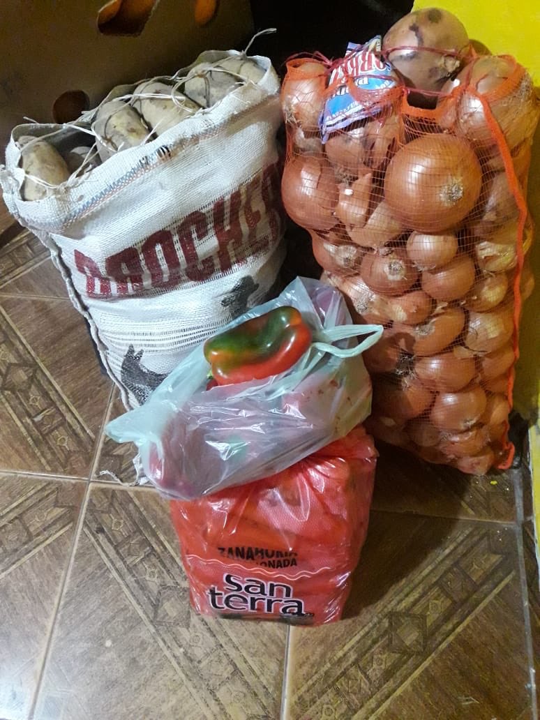 Machucafer80's tweet photo. El comedor que tiene #CamionerosDeSantaFe en la ciudad de #Roldán este sábado volvió a dar la comida para 120 chicos .
Agradecer á @AladioSergio por colaborar con estos chicos del barrio #Beaudrix .
.
#AladioConducción ✌🏾✌🏾 https://t.co/BK4PtlIBCp