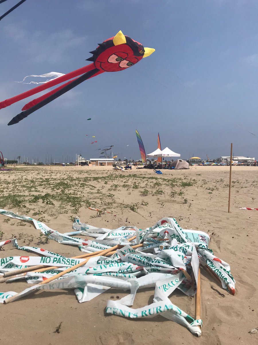 Avui a les platges de Vilanova, han desprotegit la zona de nidificació del corriol camanegre, delimitada pels agents rurals. Demanem a <a href="/ajuntamentvng/">Vilanova i la Geltrú</a> que actuï de forma urgent per protegir l'espai. És una vergonya que no protegim la fauna que està en perill d'extinció.