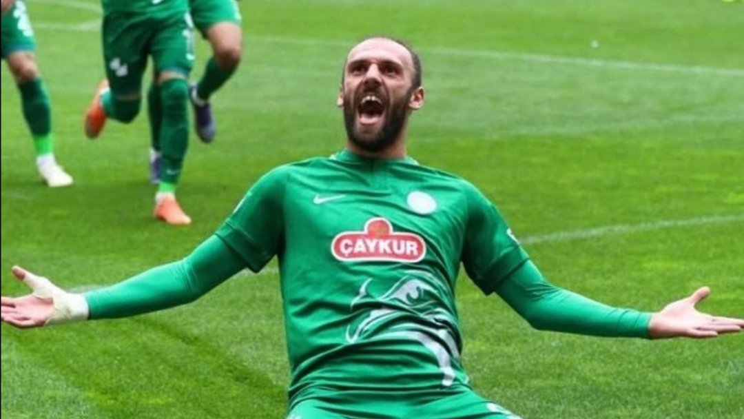 Ne oldu? Sövüp sayıyordunuz hani gelmiyordu Vedat? Bu iş bitti. Vedat Muriqi hayırlı olsun.