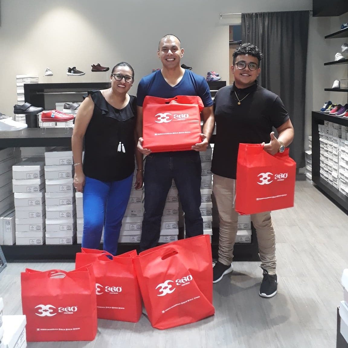 arnulforeyes77's tweet photo. #felizsábado Estoy en #tenis360 de #MundoE preparando los regalos para los nuevos #EMBAJADORES infantiles y juveniles de la marca #comunidad360 #360contigo #actormexicano #talentomexicano #seriesmexicanas #actorslife #actor #actitud360 #moda360 #fans360 #estilo #ligeros #calidad https://t.co/yyOa4X3LZ9