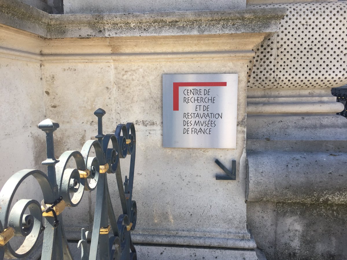 Did you know there is a legit ✨particle accelerator✨in the basement of the Louvre museum!? I heard about this a few years ago, and have been dying to see it ever since. 

Well mes amis, yesterday I DID!

Join me! On y va! 1/