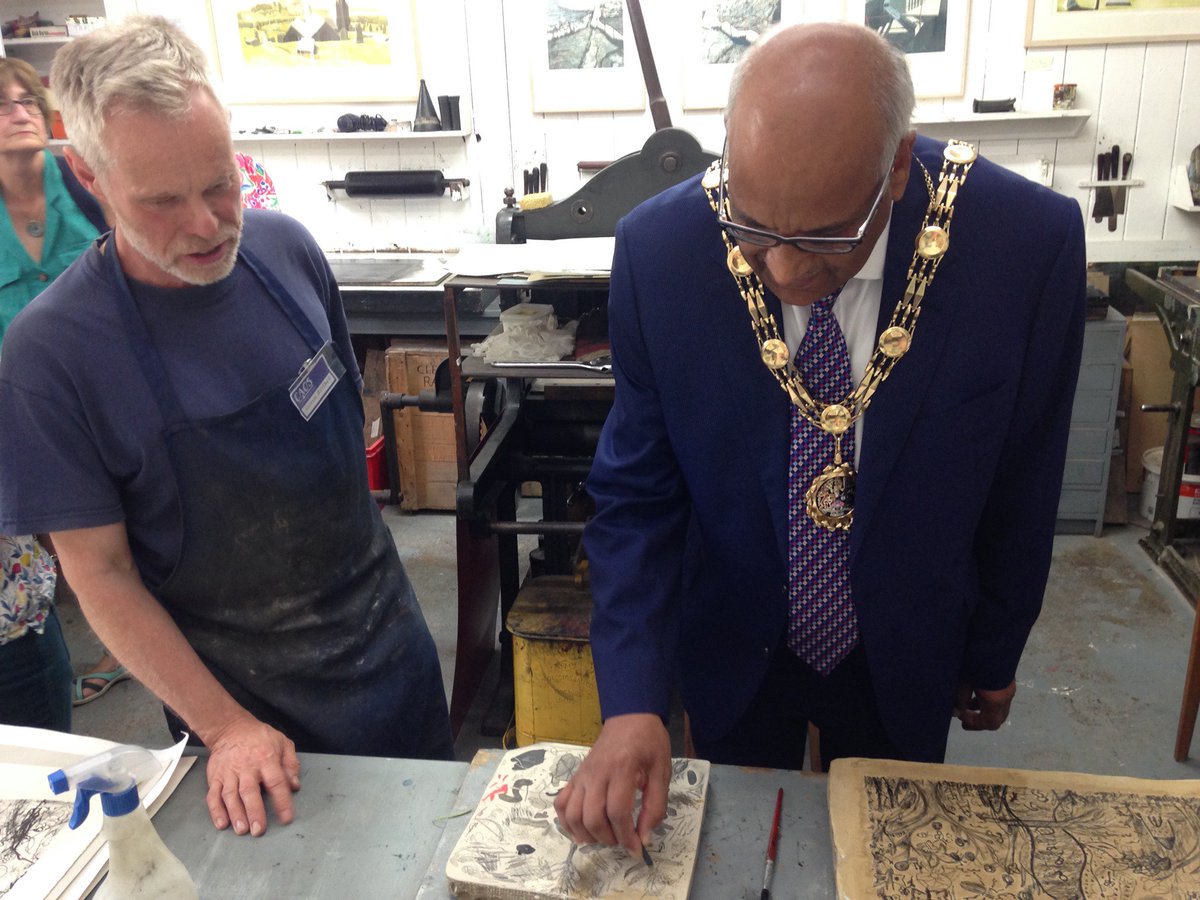 Oaks_Editions's tweet photo. The Mayor of #Sutton Cllr Muhammad Sadiq trying out drawing on a litho stone during his visit to our #openstudios @Oaks_Editions last weekend with @Carshalton_art https://t.co/cLoZlC1EpY #CAOSart19 #stonelitho #lithography #printmaking https://t.co/06qsHYQHeN