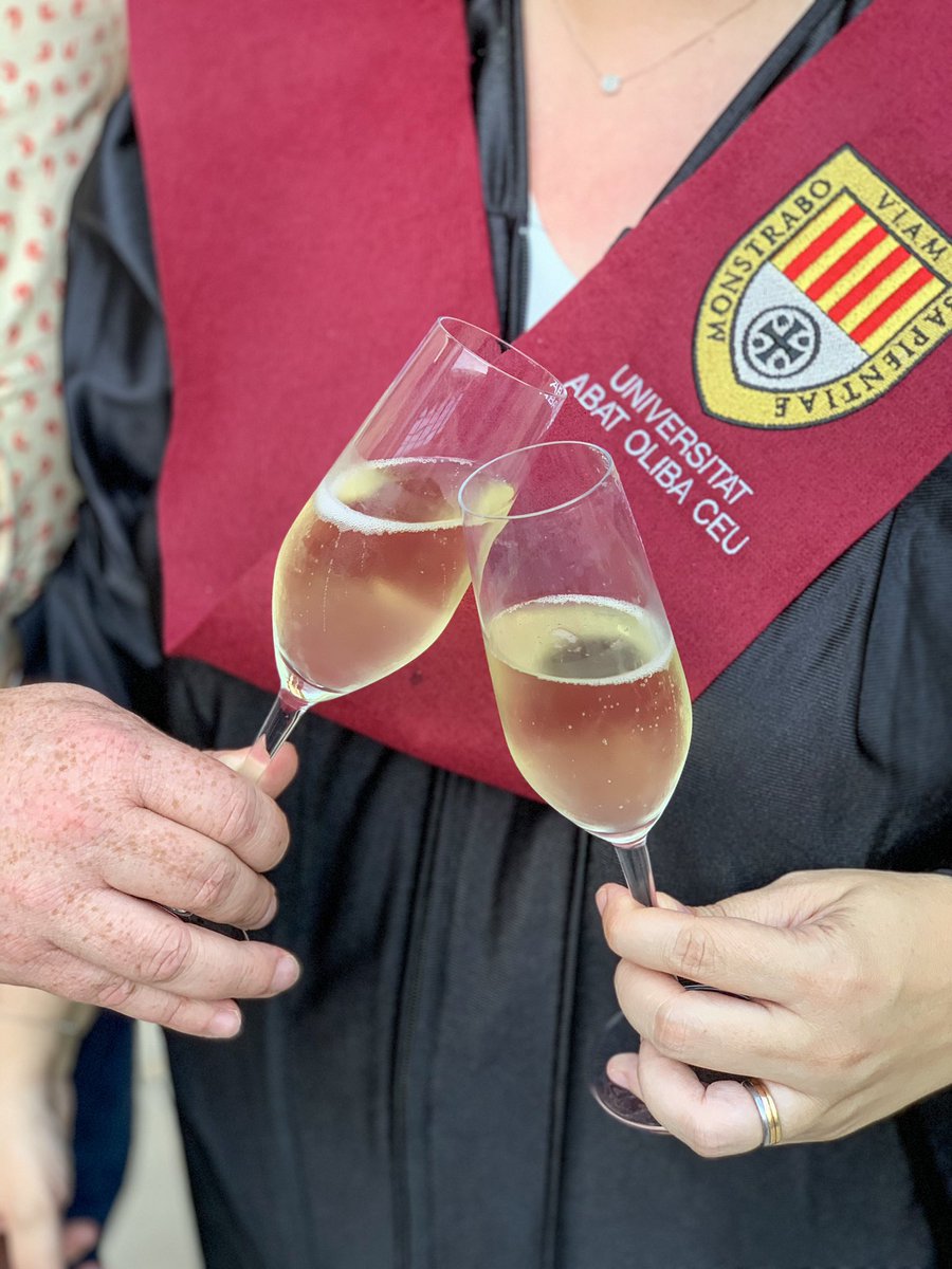 Ahir vaig tancar una etapa que ha estat tot un repte! 
Compaginar feina, família i postgrau no ha estat fàcil, però sí molt gratificant! 
Gràcies família per haver resistit 😅 i pel vostre recolzament ❤️!
Graduada en màrqueting i comunicació gastronòmica i enològica 😊