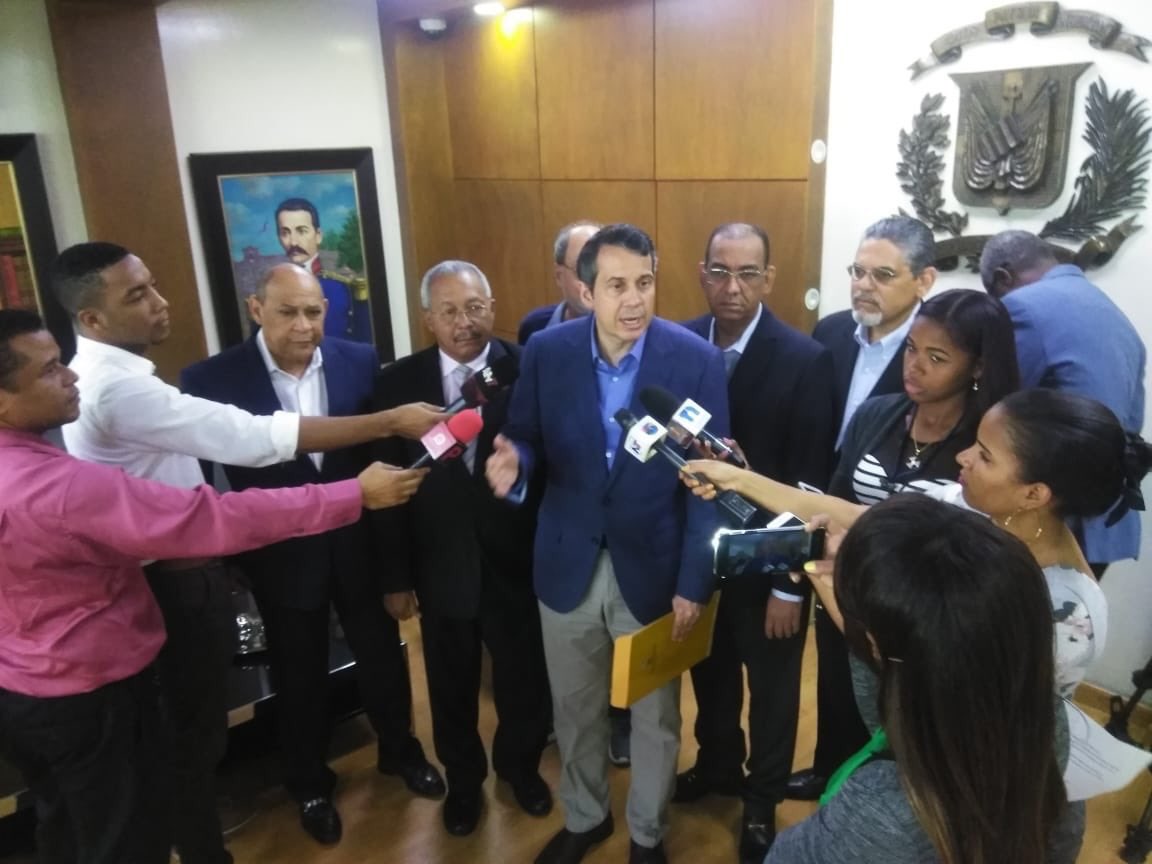 ElLectorRD's tweet photo. @prm_oficial entrega ante la @juntacentral, el padrón cerrado con 1,303,779 militantes que estarán hábiles para votar en las primarias del 6 de octubre. Cumpliendo con ley 33-18.

#ElLectorRD #Politica https://t.co/WJts2osEpA