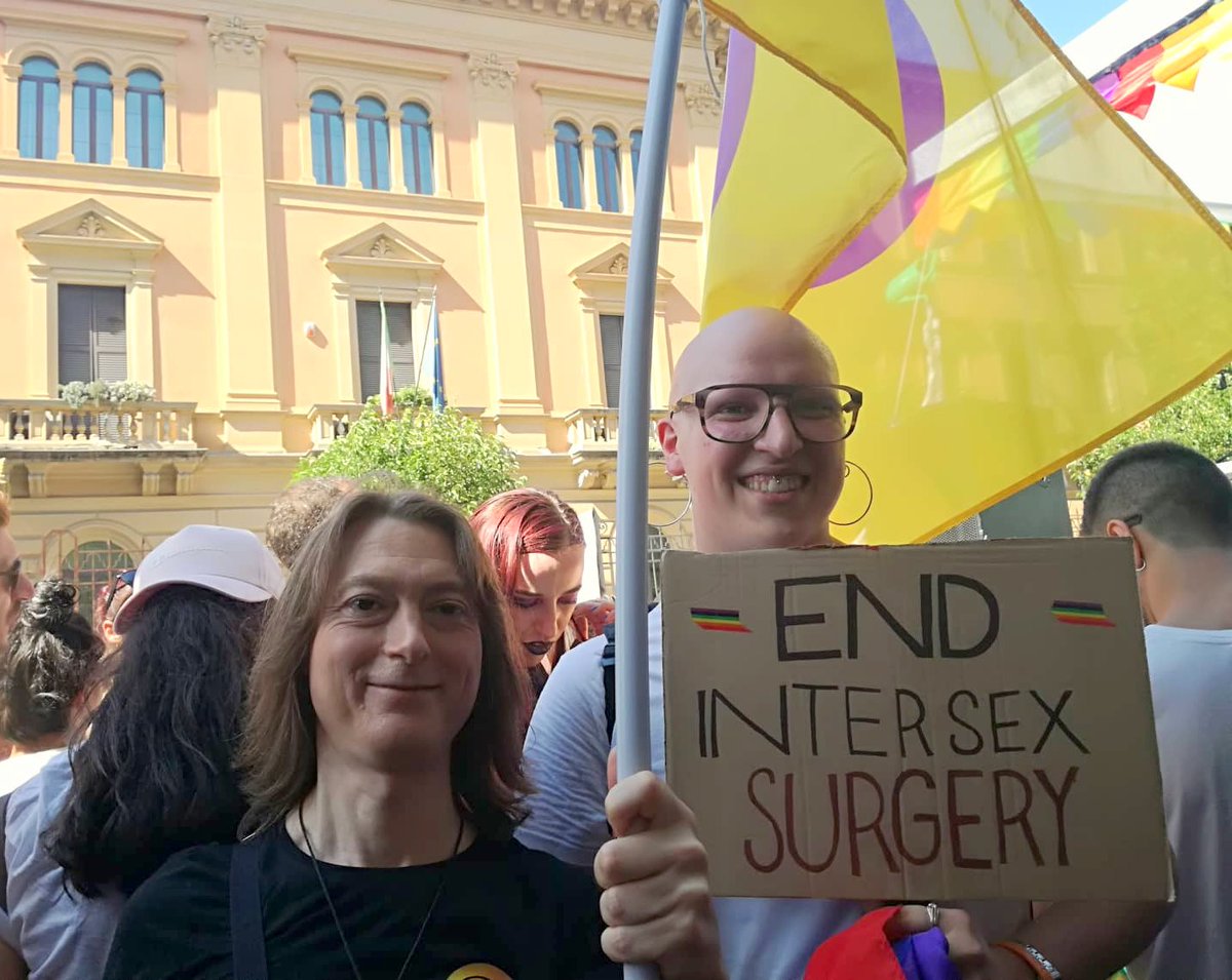 Intersexioni's tweet photo. un po' delle foto di oggi dal #ToscanaPride a #Pisa
con #dariacampriani #davideciofi #gretabilanzola
#staffettaintersex #dimanoinmano persone #intersex e #alleate 💛💜✊
#dirittiumani #intersexrights are #humanrights https://t.co/MS7w7id3KB