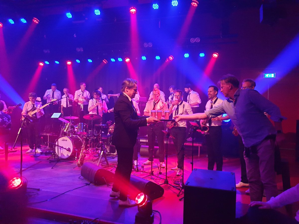 Licks&Brains (@licksandbrains) on Twitter photo Een biertje voor de band! Ja dat waarderen we zeer!
<a href="/deVorstin/">De Vorstin</a> @frankmontis #TributetoRayCharles Een biertje voor de band! Ja dat waarderen we zeer!
<a href="/deVorstin/">De Vorstin</a> @frankmontis #TributetoRayCharles