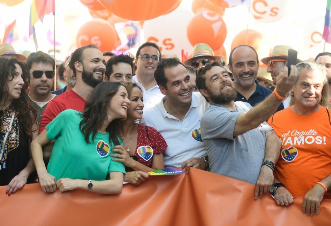 Ir a hacerse la foto. Descripción gráfica.