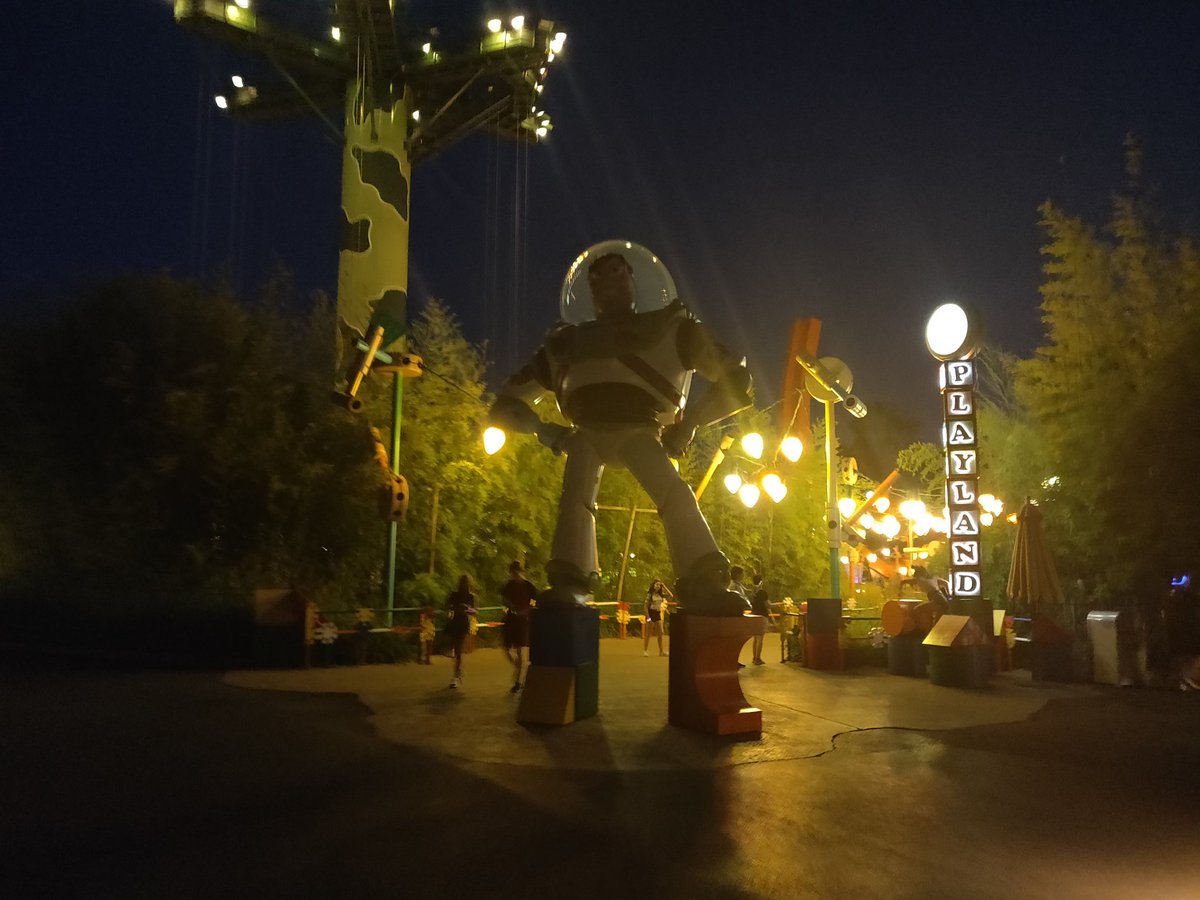DLPGuestEN's tweet photo. Buzz really needs a light on him. Give him the spotlight! #LightBuzz #Electroland https://t.co/qV9njyU6Nh