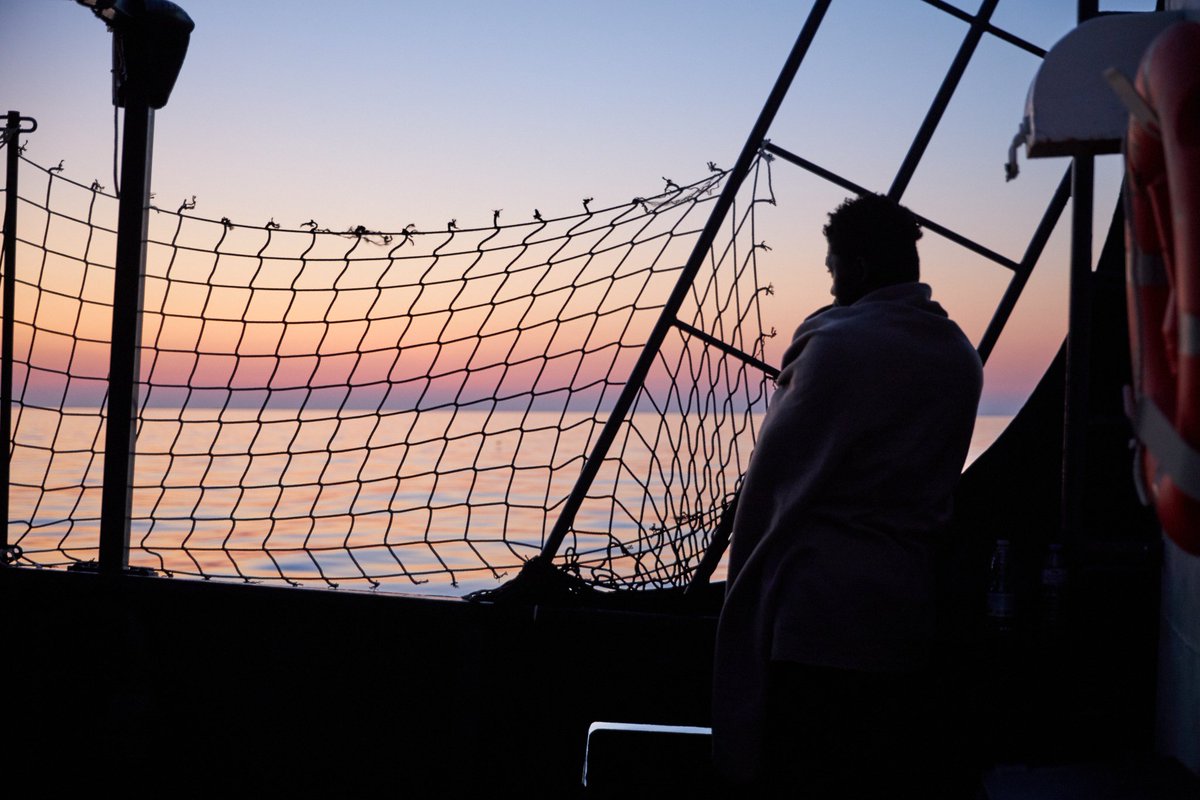 Die #AlanKurdi hat am Abend Kurs auf Malta genommen.
Wir können nicht abwarten, bis an Bord der Notstand herrscht.

Jetzt muss sich zeigen, ob die europäischen Regierungen die Haltung Italiens stützen.
Menschen sind keine Verhandlungsmasse.