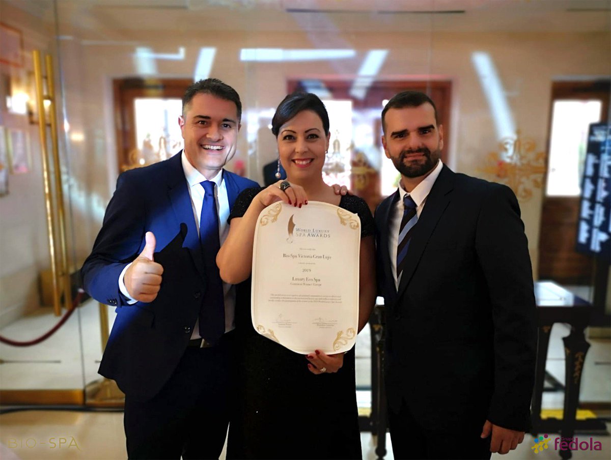 gfhoteles's tweet photo. Lujo, exclusividad, instalaciones de ensueño y excelentes servicios convierten a #BioSpaVictoria en el mejor spa del mundo y en el mejor spa 'eco' de Europa. Victoria López, presidenta de @GFedola, y Abraham Portocarrero, director de #BioSpa, reciben ambas distinciones en Rusia. https://t.co/3yScKPPeDV
