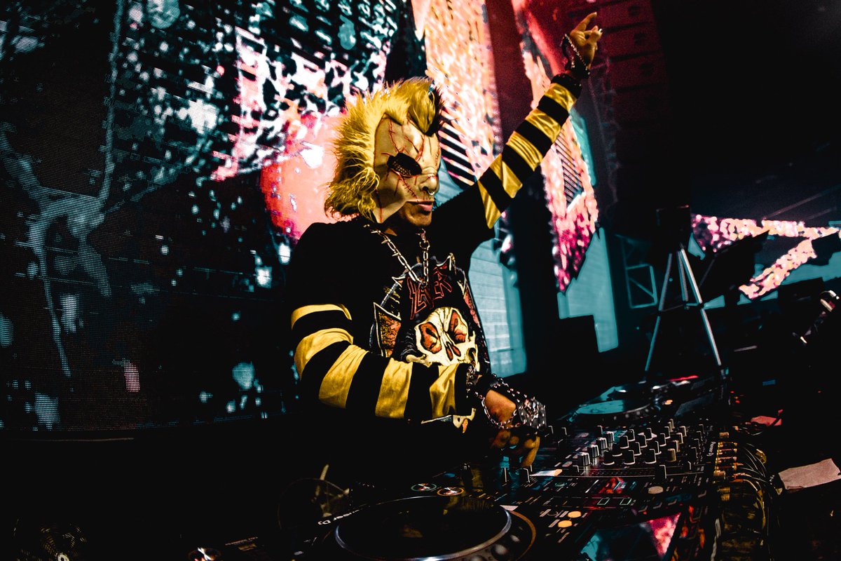 I been playing out alot of new music at my shows! Can’t wait for you to hear it my BL3NDERS! 🔥 x_O
