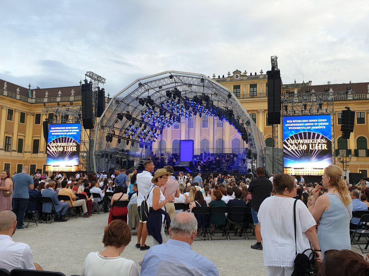 Mylana1282's tweet photo. DANKE an den Cast, das Orchester, die Crew sowie alle anderen Mitarbeiter für diesen unvergesslich schönen Abend! #PiaDouwes #MarkSeibert #LukasPerman #Elisabeth #VBW #Schoenbrunn #Wien #openairconcert https://t.co/A6yaAtUn19