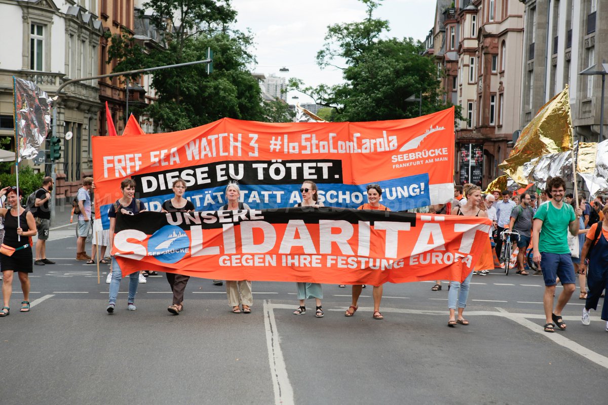 MichaelDebets's tweet photo. July 2019 Impressions from the #Seebrücke protest in #Frankfurt / Eindrücke von der Seebrücke Demo in Frankfurt. More pictures at / Mehr Bilder bei https://t.co/2oiKiTEfZX #ffm0607 #EUmanity #RechtAufFlucht #HafenstadtFrankfurt #SolidarityCity https://t.co/97g0rDgoRE