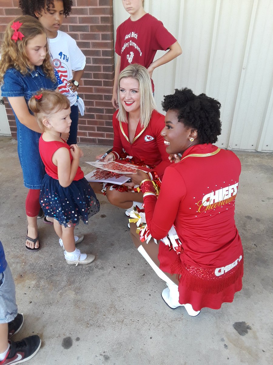 heartssohappy's tweet photo. @ChiefsCheer huge shootout to these gems today!! Lovingly spent some time with my foster kids and families! Thank you, ladies, for your hearts! #fosteradoptconnect #fostercare #lovedoes https://t.co/2BDijp6BbG