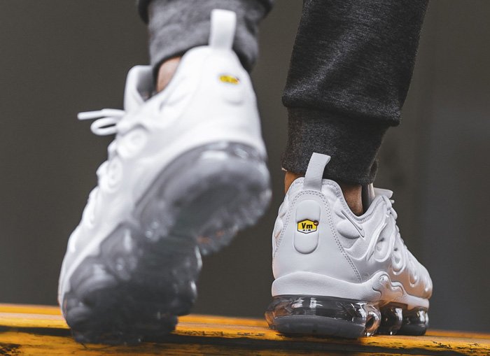 rainbow vapormax plus black