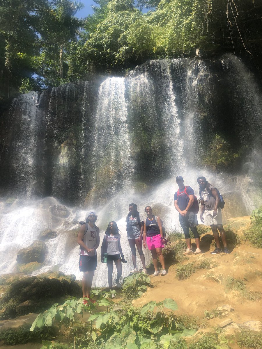 CGHughes2006's tweet photo. #SpidersLead in #Cuba Hiking through the rainforest = both challenging and rewarding! Our #SpiderAthletes are equipped to tackle any feat! #SpiderPride #SpidersAbroad @URAbroad @urichmond @SpiderAthletics https://t.co/LlYjUa6ZvD