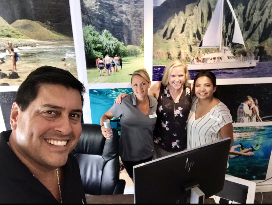 Locolouie12's tweet photo. @TheBestTRace @RishiPVillon and I had fun visiting the OPC locations in Kauai this Saturday bringing lunch &amp; energy drinks to the team.💪🏻The @diamondresorts culture of delivering gracious hospitality to visitors to the isle was great to see in action. Mahalo #808Dominates #HBU 🤙🏻 https://t.co/VOrAScPC8a
