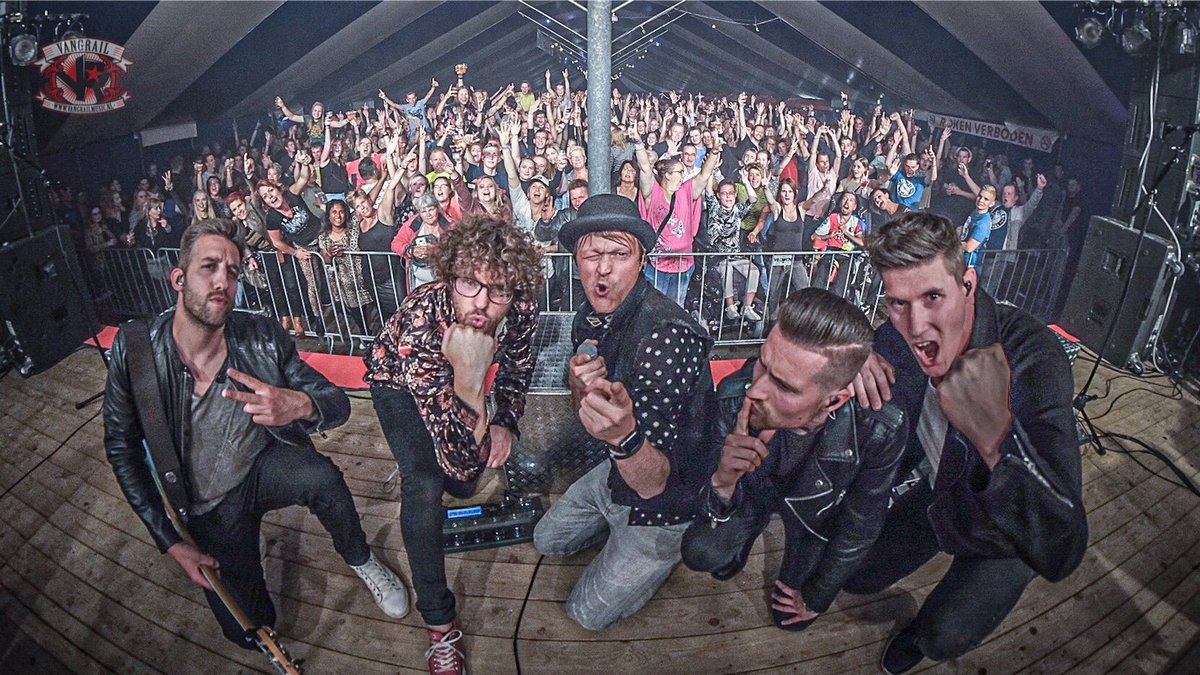 Vangrail's tweet image. Wat een bliksemsmooie avond! Aldtsjerk wat waren jullie Fan-Tas-Tisch! Alles went behalve 2500 man in de tent! ❤️ #fryslan #vangrail #live #volgas