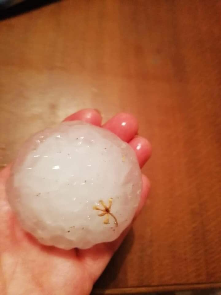 Ancora #Grandine di grosse dimensioni, questa volta a #Varese 

#hail #Italia #6Luglio