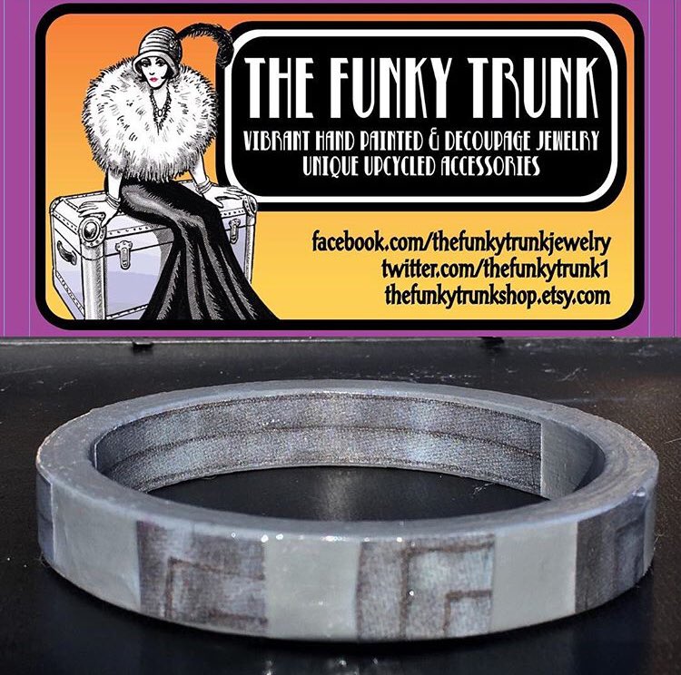 TheFunkyTrunk1's tweet photo. #Funkyjewelry #handmadejewelry #artjewelry #artinspired #bangle #decoupage #collage #paperart on #handpainted #wood #woodjewelry #stella #gettytomb #betheonlyonewearingit #etsy https://t.co/QY62uv6X0D