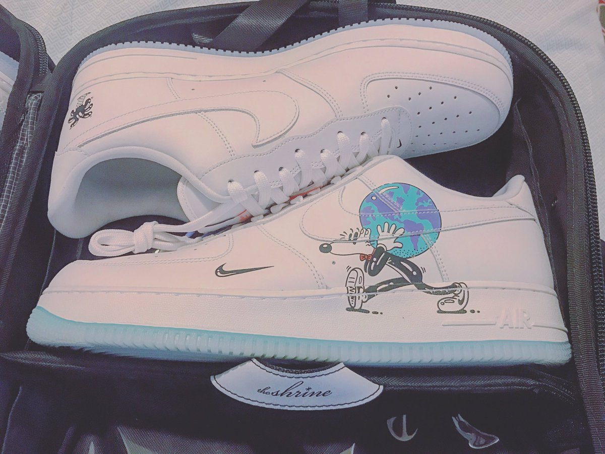 mgcopping's tweet photo. Third pair of #kicks for #esriuc has been packed safely in the Shrine #Sneaker Grailz Duffle! One more to come... #kicksbycopping #travel #carryon #sneakerhead #earthday #airforce1 #af1 #stevenharrington #flyleather #nike #haveanikeday https://t.co/J5FFIZ7LbB