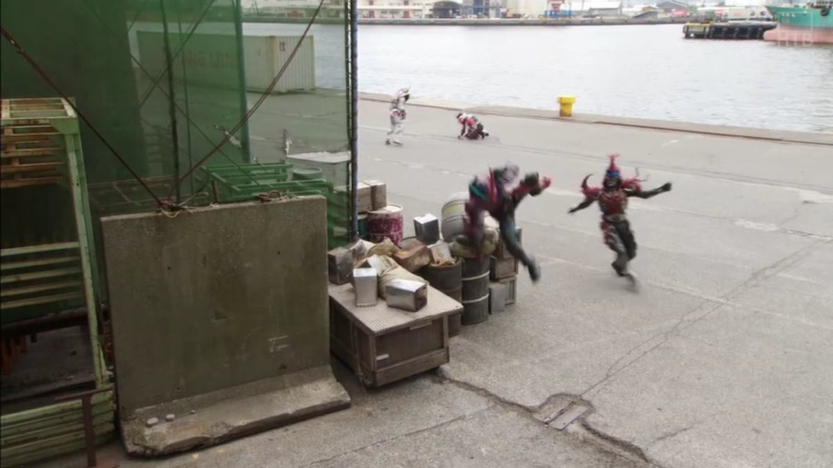 仮面ライダージオウ第42話 敵役が障害物を飛び越えようとしたら 引っ掛かってすっ転ぶ場面がそのまま放送される アナザービルド Togetter