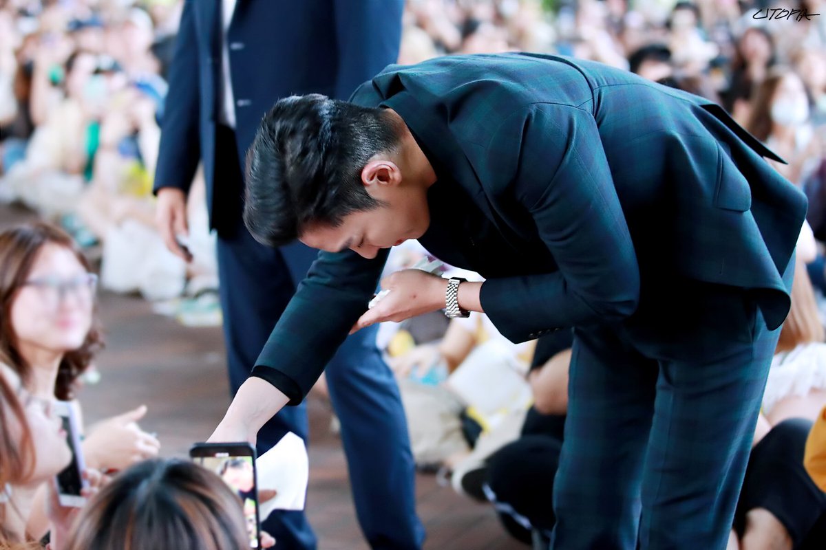 yangjinman0819's tweet photo. #LongTimeNoSeeTOP 

TOP had secret fanmeeting with only his fans. However, K-media keeps publishing article that TOP just went home by ignoring fans waiting for him for 2 days. It  is not true..
TOP only skipped angry K-media not us..

#BIGBANG #TOP #VIP #YG https://t.co/Kf79BzHayJ
