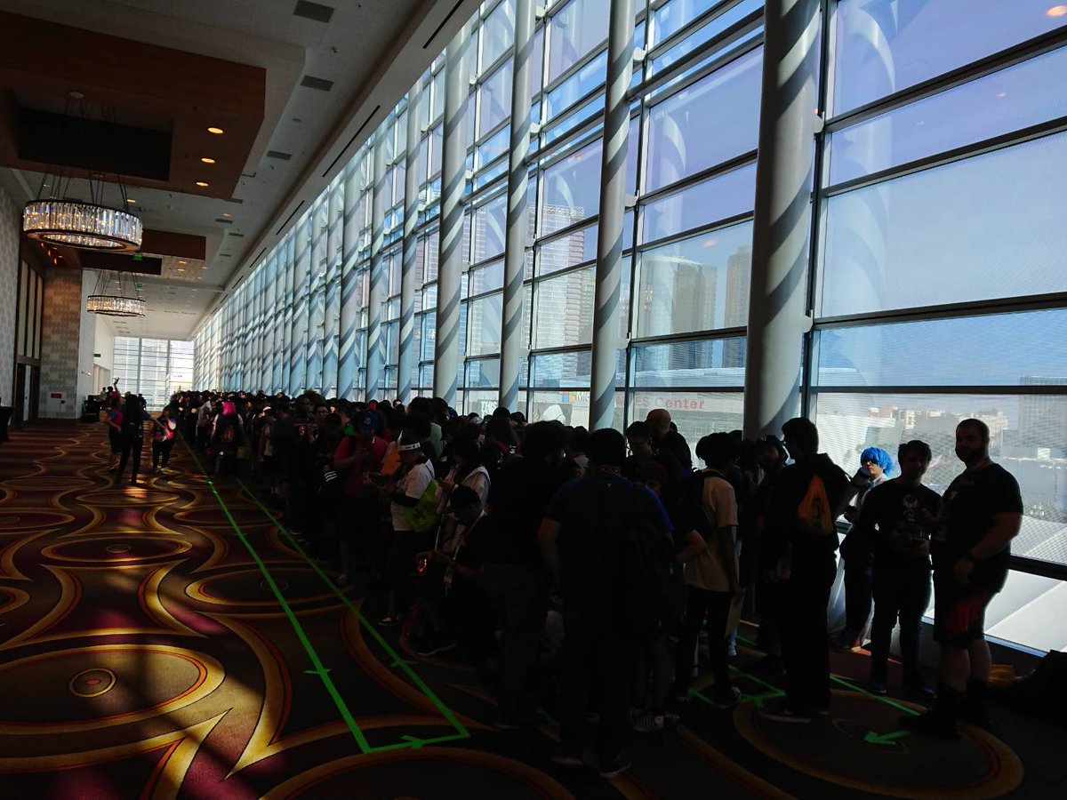 operation0706's tweet photo. ロサンゼルスAXです。上映会のために長蛇の列。
At Anime Expo in Losangeles.There is a long line-up for the sreening! https://t.co/EJhTADHKXP