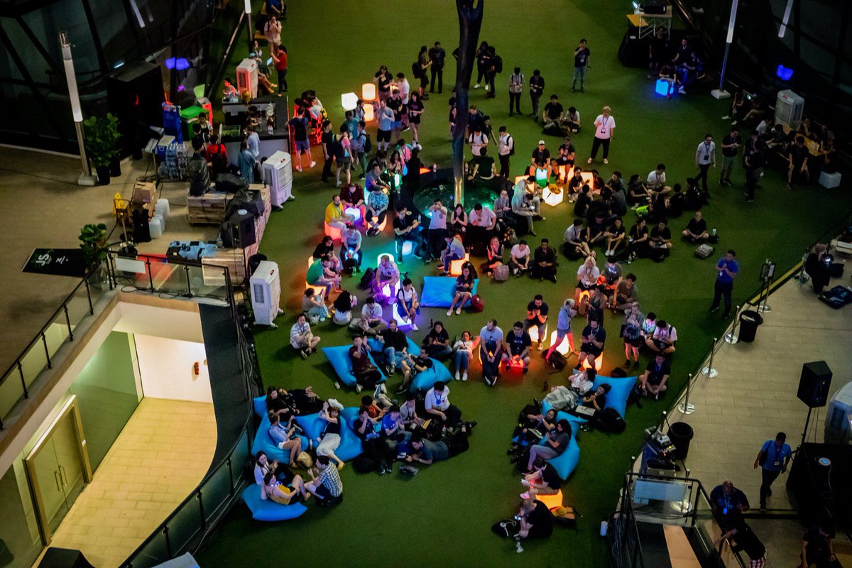 jsconfasia's tweet photo. Impressions from day 2 of #jsconfasia 2019 including the amazing performance of @LiveJS_networkโก๏ธ๐ถ https://t.co/bIy9Vr2rah https://t.co/VyvwveS3k3