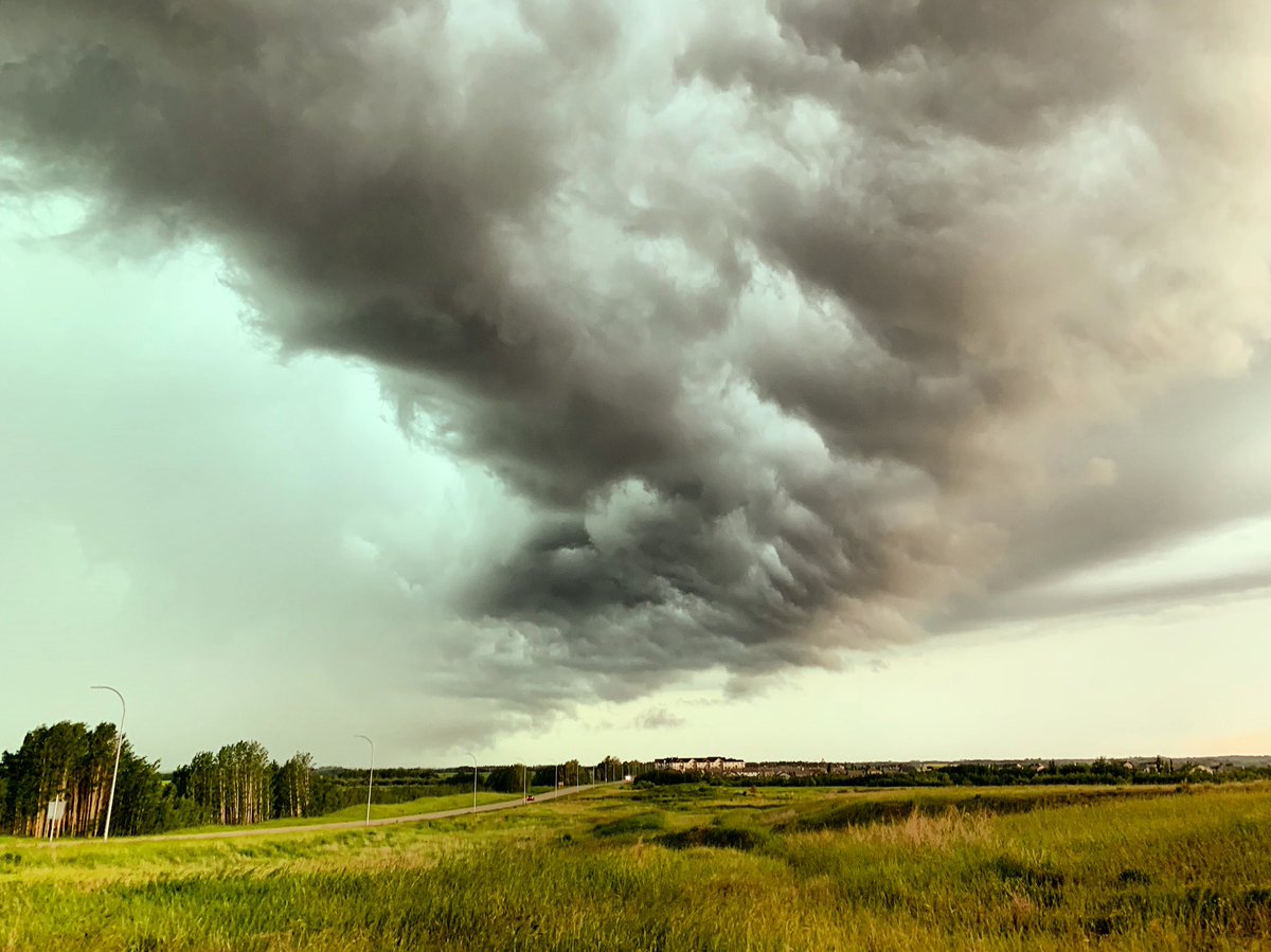 stormsandskies's tweet image. Wicked skies in #SylvanLake tonight ⛈ #abstorm @weathernetwork @weatherchannel