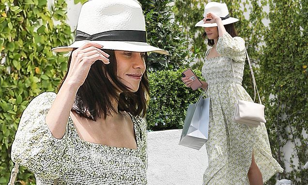 Jenna Dewan steps out in summer chic floral dress after a relaxing day at the spa in Santa Monica: Dewan channeled some flower child vibes in a white summer dress with a green floral print. She looked fully rejuvenated after her visit to the spa, smiling… https://t.co/a9AHvaOCbp https://t.co/bioj1v80tH
