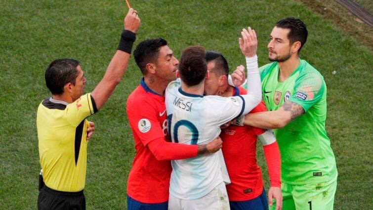 cabaret_bostero's tweet photo. Canta el himno, putea los árbitrajes, quiere cagarse a trompadas con los chilenos... 

Costó, pero argentinizamos a Messi. https://t.co/ZmjM32fxYD