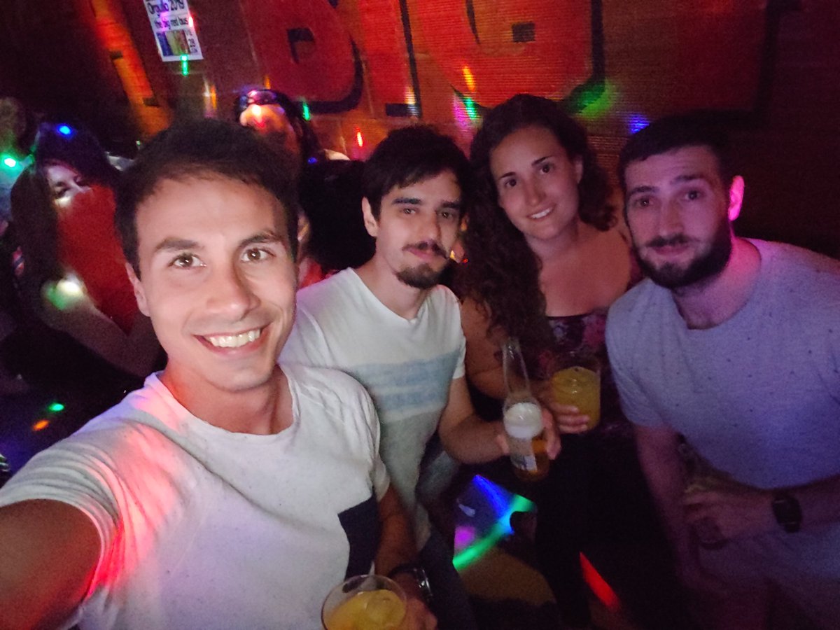 rodriguezcdavid's tweet photo. #TheBigRedBus #Cuenca 💃💃 @JesusGallagher https://t.co/5THKrk2ymb