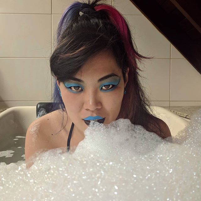 isistomie's tweet photo. A gente se vira com o que tem só pra fazer uma maquiagem diferente: batom matte azul, batom preto e delineador preto.
Deu nisso, que tal?
___________________________
#100daysofmakeup
#alternadivas
#altmodel
#asianmakeup
#batom
#cabelocolorido
#c… https://t.co/4l3a4mpl0S https://t.co/1wgQSBBqPV