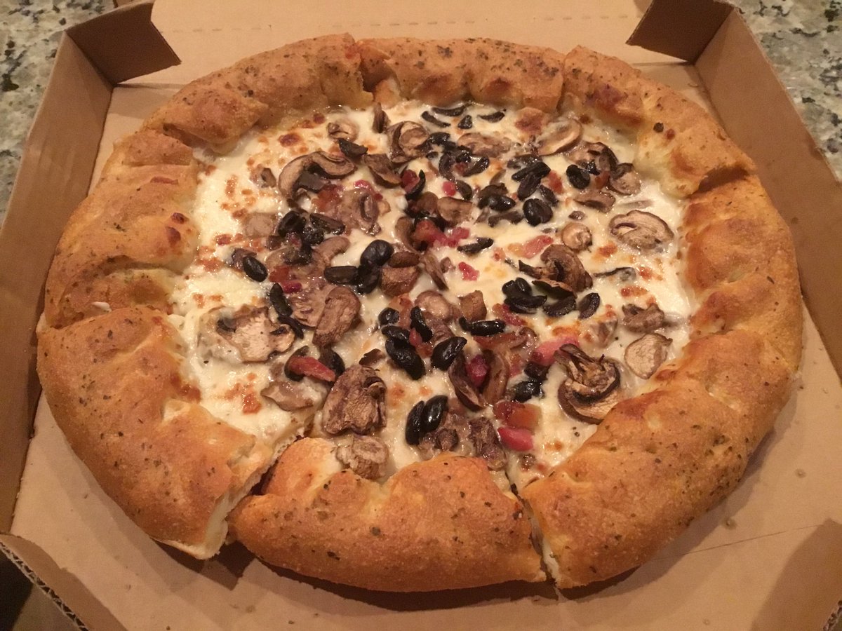 SmokesPoutine's tweet image. Nicely done @pizzahut hot fast and delicious