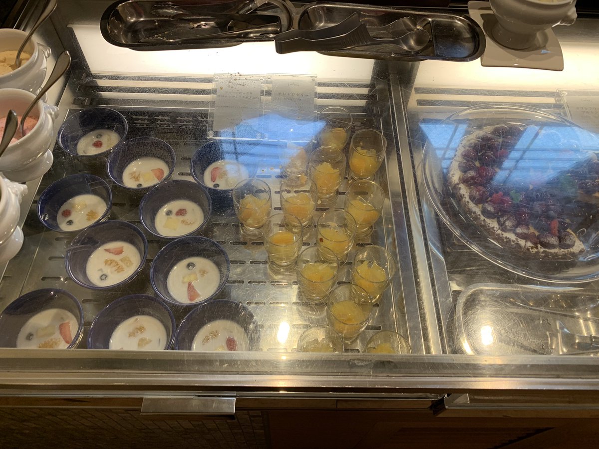 まこちゃん ほのか そして ホテルピエナ神戸の朝食デザートも豊富で別腹と思いケーキバイキング見たいにとって食べた あんなに朝食食べたの久しぶり