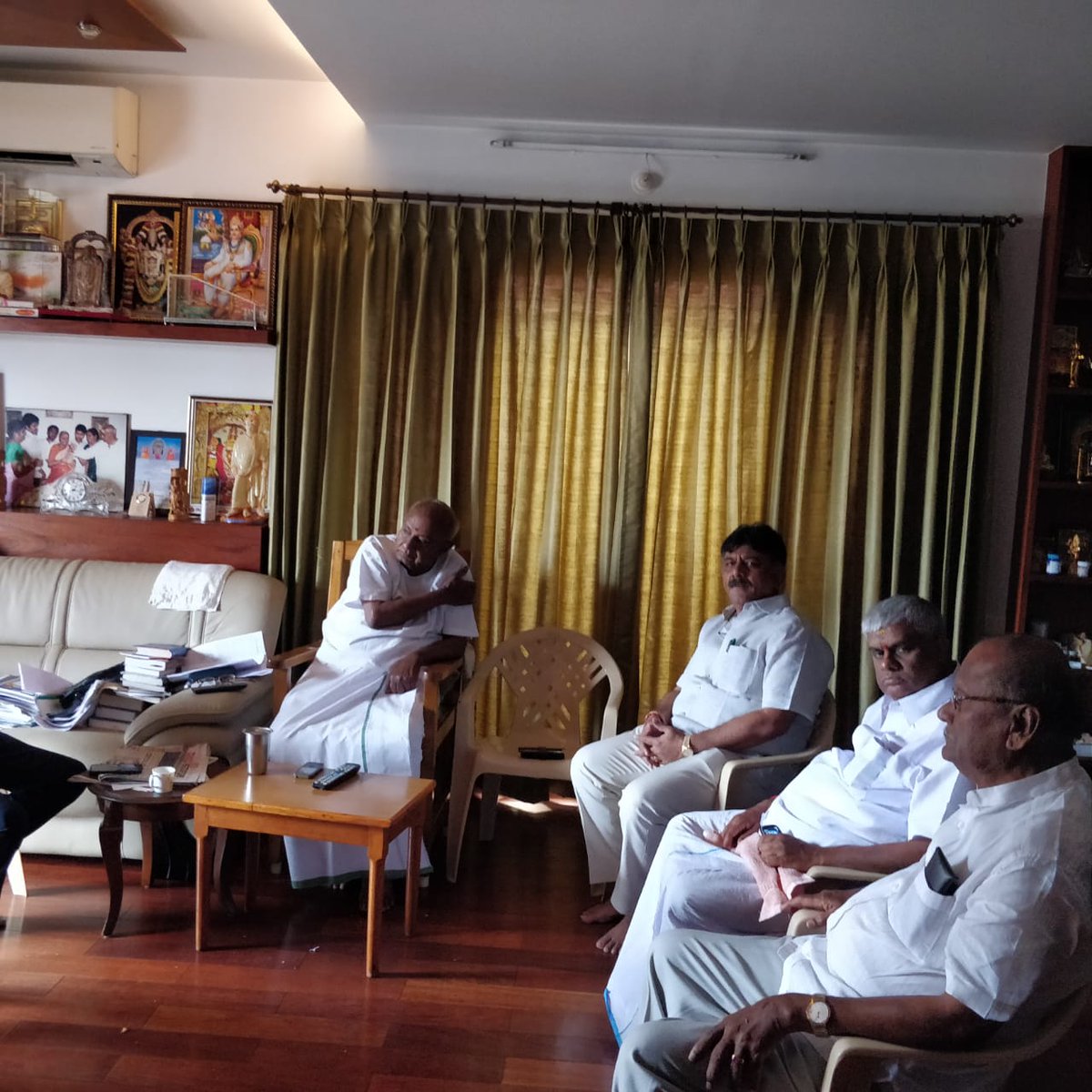 bindugowda12's tweet photo. ದೇವೇಗೌಡರೊಂದಿಗೆ ಸಚಿವರಾದ @DKShivakumar, ಎಚ್.ಡಿ. ರೇವಣ್ಣ, ಡಿ.ಸಿ. ತಮ್ಮಣ್ಣ, ರಾಜ್ಯಸಭೆ ಸದಸ್ಯ ಕುಪೇಂದ್ರರೆಡ್ಡಿ ಹಾಗೂ ಜೆಡಿಎಸ್ ರಾಜ್ಯಾಧ್ಯಕ್ಷ ಎಚ್.ಕೆ. ಕುಮಾರಸ್ವಾಮಿ ಸಮಾಲೋಚನೆ. https://t.co/iI29gTQBcO