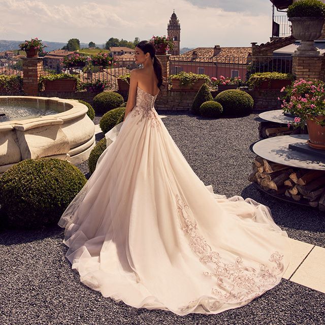 Divine shades of pink and enchanting embroidery along with the corset and hem💞
.
.
[Dress: NIA20331 online on nicolemilano.it] #Nicole2020Collections #Nicole ift.tt/2S5WCEA