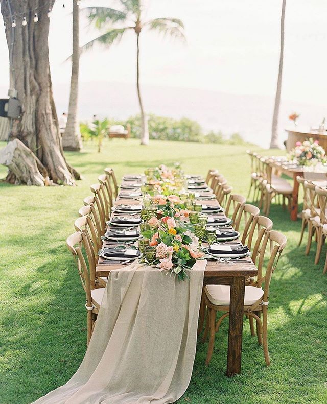 S E T// so in love with this setting at the gorgeous ponomakenasanctuary.  Darks, neutrals + pops of bright! 
PC: dmitriandsandra 
Rentals: signaturemaui 
Linen: latavolalinen 
Flowers: bellab...