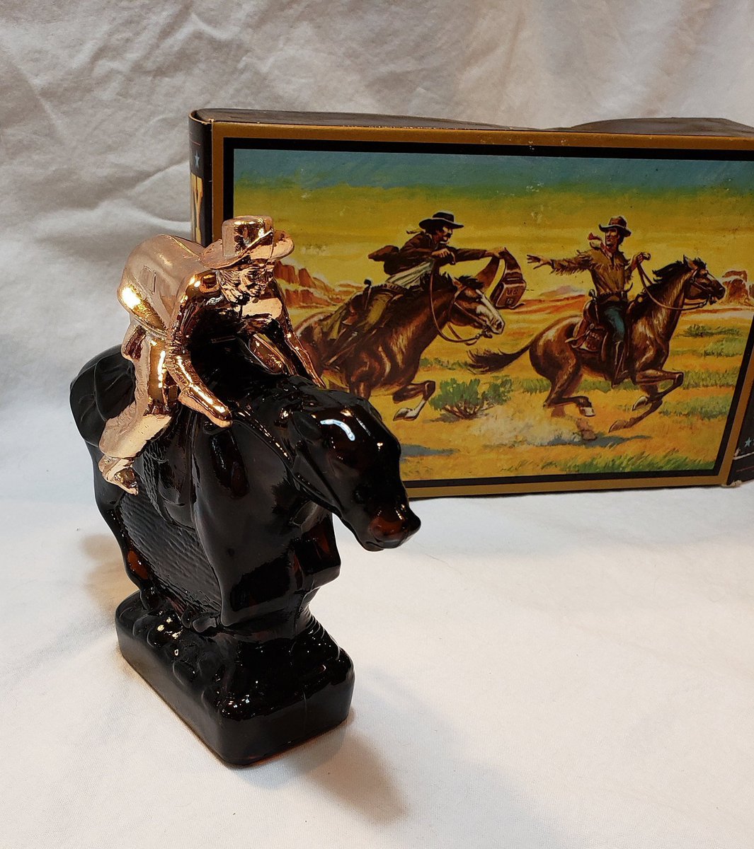 atticesoterica's tweet photo. Vintage Avon Pony Express Wild Country Aftershave Avon Collection Retro Western Old West Decor Original Box Full Container Great Condition https://t.co/H2eJMP3XFw #Etsy #Vintage #AtticEsoterica #FullContainer https://t.co/tKwxl6ETBN