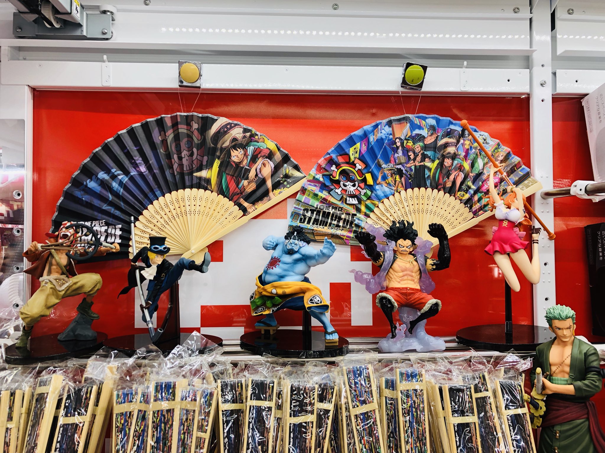 タイステアミュプラザ鹿児島 Twitter પર 最新景品情報 映画公開前の景品 劇場版 One Piece Stampede 夏らしく扇子が入荷しております 映画でのルフィの衣装 カッコよすぎる W 麦わら一味とルフィの絵柄の 全2種類です ぜひご獲得