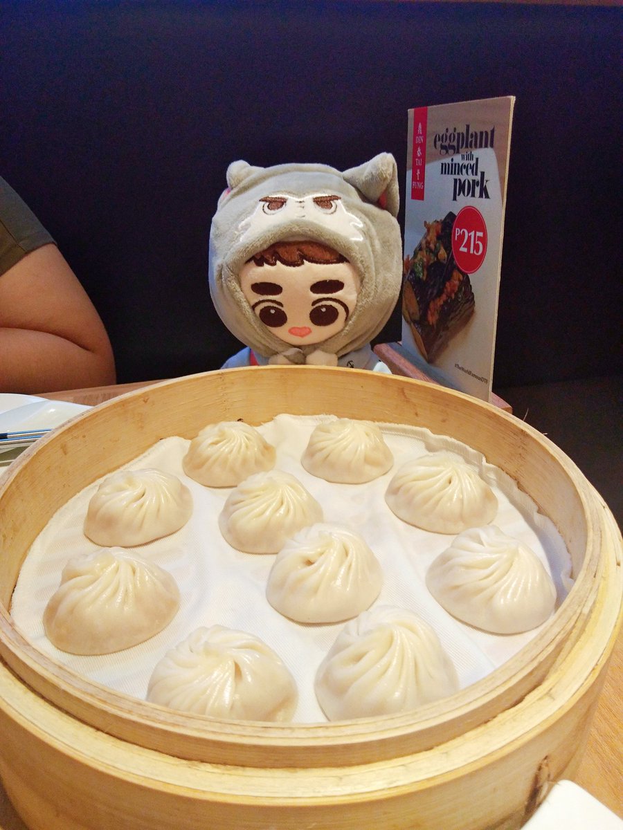 dyotarotwt's tweet photo. Dyocarys tries pork xiao long bao for the first time! 🥢#bbolamb https://t.co/oxeEmLFMl7
