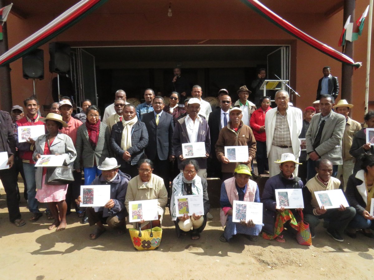 MATP_GOV_MG's tweet image. MAHTP - Projet ARSF - Distribution de Certificats Fonciers

Dans le cadre du contrat programme du MAHTP 263 Certificats Fonciers ont été distribués à Arivonimamo le vendredi 05 juillet 2019, par le biais du projet ARSF, financé par l&apos;@AFD_France,
#MATHP #CertificatsFonciers