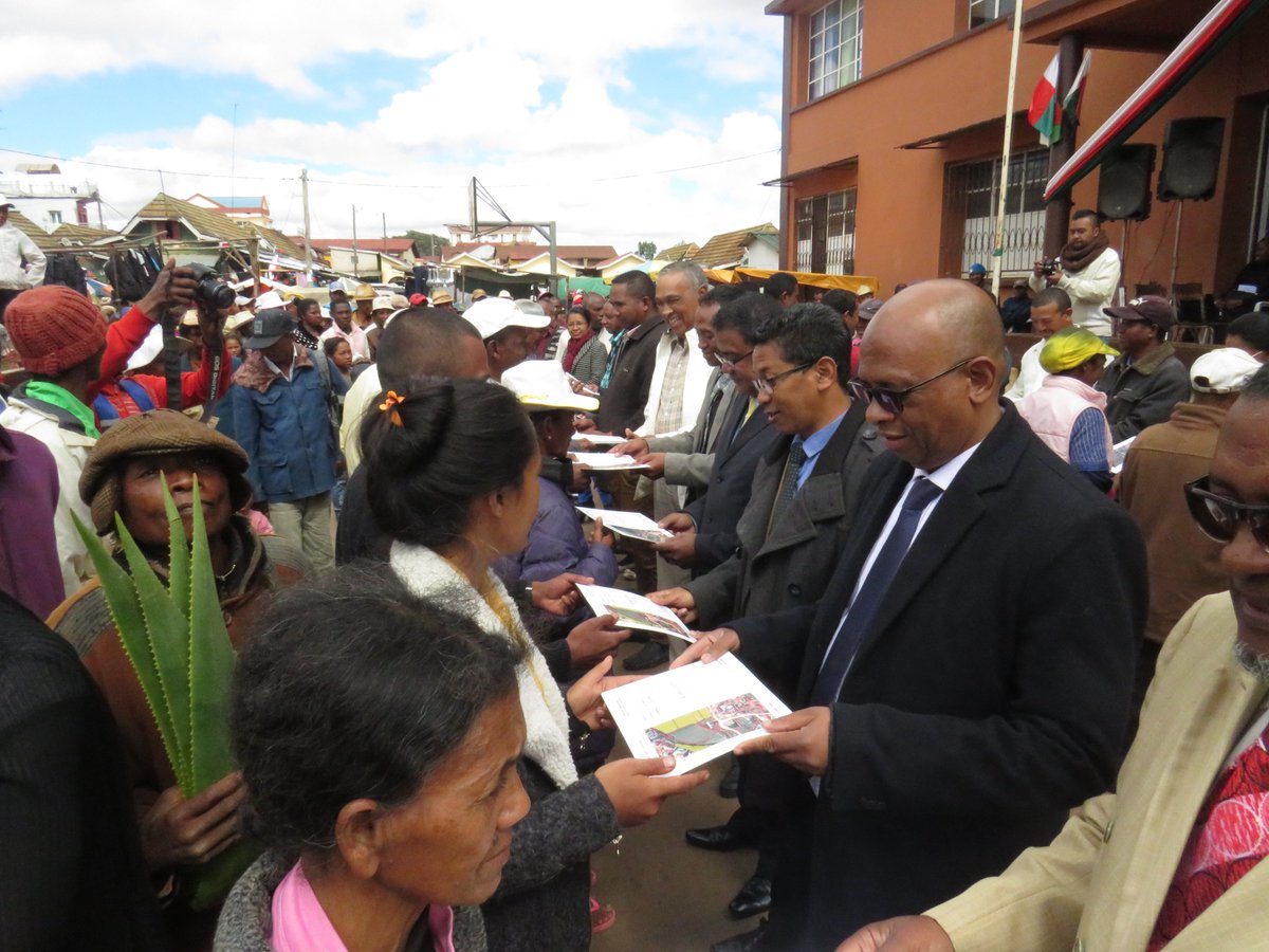 MATP_GOV_MG's tweet image. MAHTP - Projet ARSF - Distribution de Certificats Fonciers

Dans le cadre du contrat programme du MAHTP 263 Certificats Fonciers ont été distribués à Arivonimamo le vendredi 05 juillet 2019, par le biais du projet ARSF, financé par l&apos;@AFD_France,
#MATHP #CertificatsFonciers