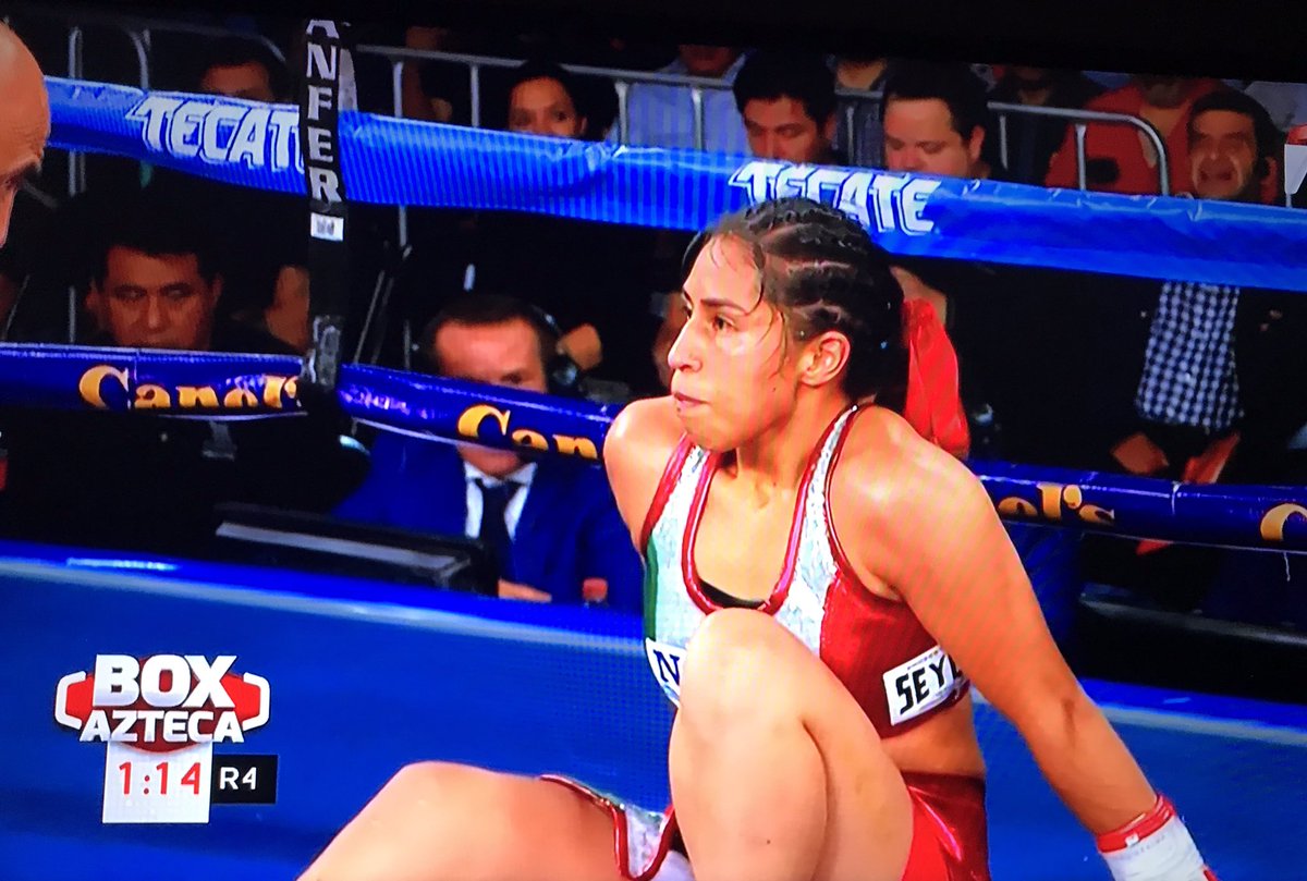 diosasolimpicas's tweet photo. #HayTiro
Segunda ocasión que la mexicana va a la lona (R4).
La argentina 🇦🇷 Evelyn Bermúdez ha pegado con contundencia en el intercambio de golpes.
#BoxeoFem https://t.co/0eLS0Xljxe